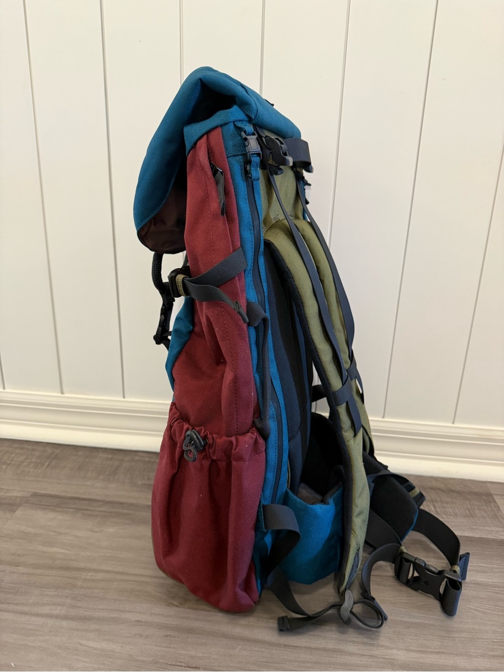 Teal & Burgundy Colorblock Men's Travel Backpack 38L - Picture 2 of 8